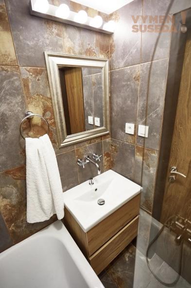 VYMEŇ SUSEDA! – VÝNIMOČNÝ 2 IZB. ZARIADENÝ BYT S BALKÓNOM, HÁLKOVA, BA III, NOVÉ MESTO,