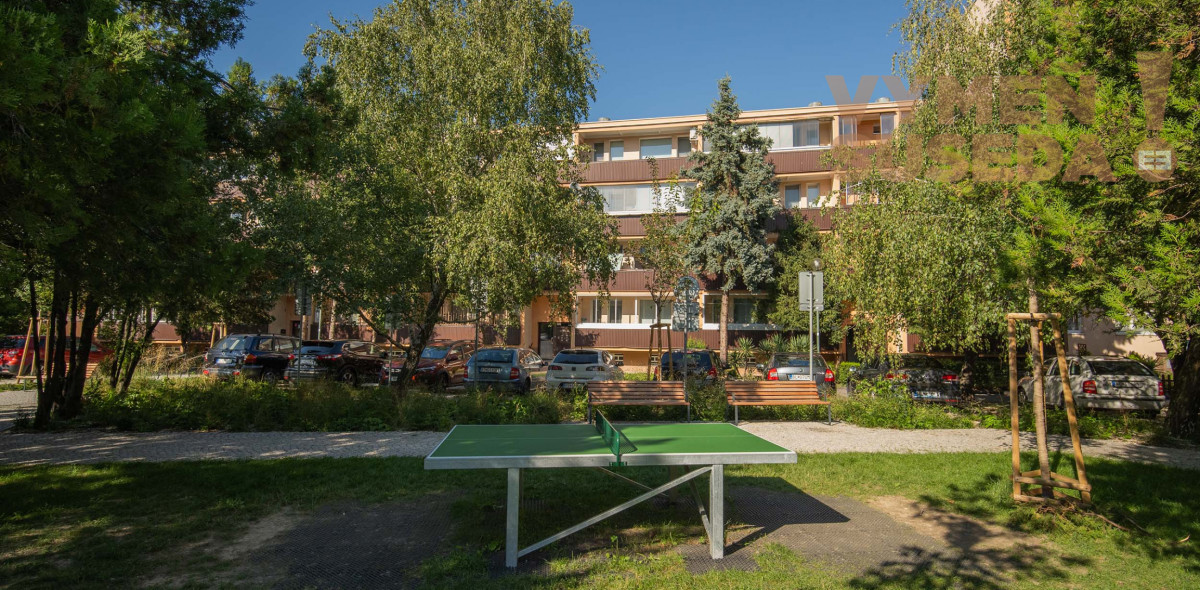 VYMEŇ SUSEDA! - VÝNIMOČNÝ 3 IZB. BYT S PRIESTRANNOU LOGGIOU A PIVNICOU, ul. BANŠELOVA., BA II. - RUŽINOV