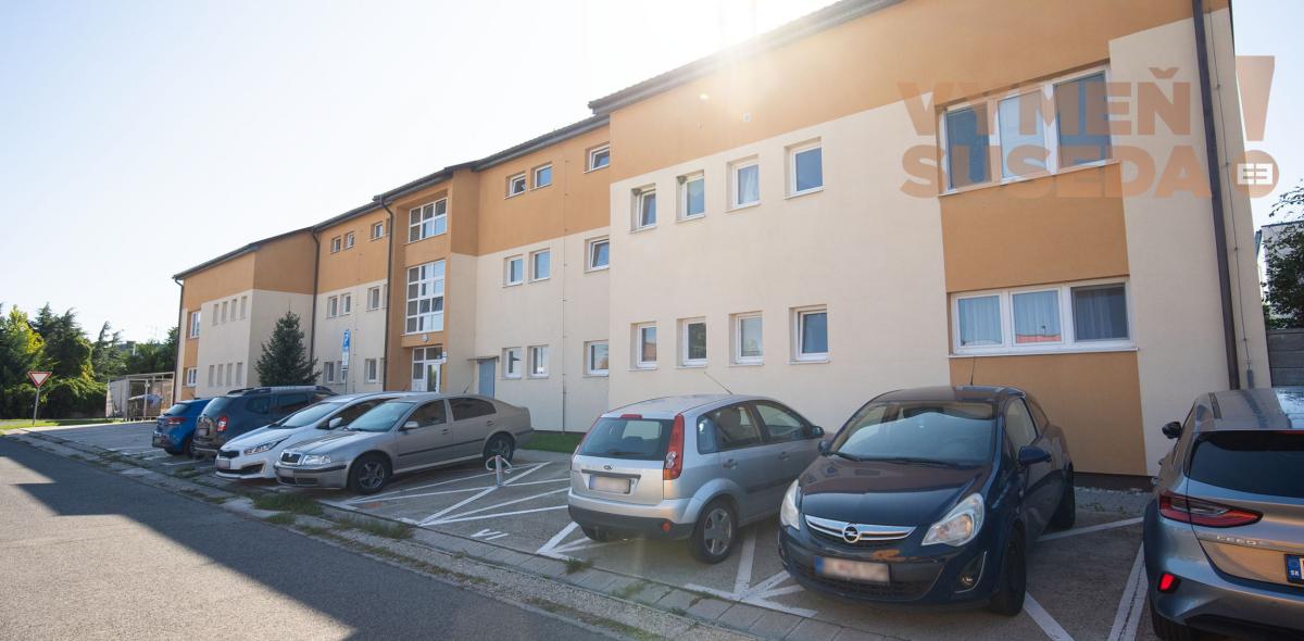 VYMEŇ SUSEDA ! -NA PREDAJ VÝNIMOČNÝ, PRIESTRANNÝ, KLIMATIZOVANÝ 3 izb. BYT S KOMERČNÝM PRIESTOROM