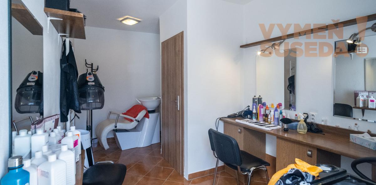 VYMEŇ SUSEDA ! -NA PREDAJ VÝNIMOČNÝ, PRIESTRANNÝ, KLIMATIZOVANÝ 3 izb. BYT S KOMERČNÝM PRIESTOROM