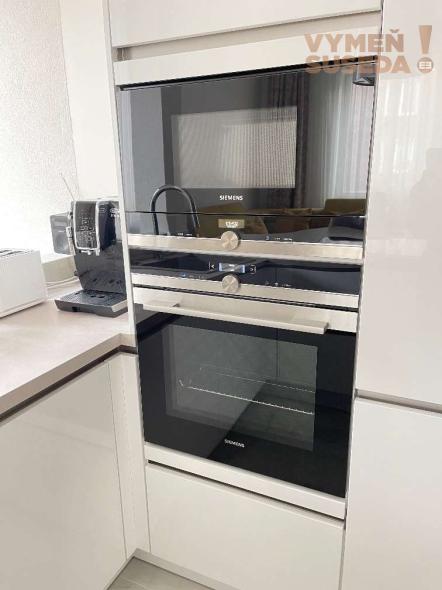 VYMEŇ SUSEDA! – Výnimočný 3izb. dizajnový byt, 87.00 m2 zariadený vo vysokom štandarde, v srdci mesta Wiener Neustadt.