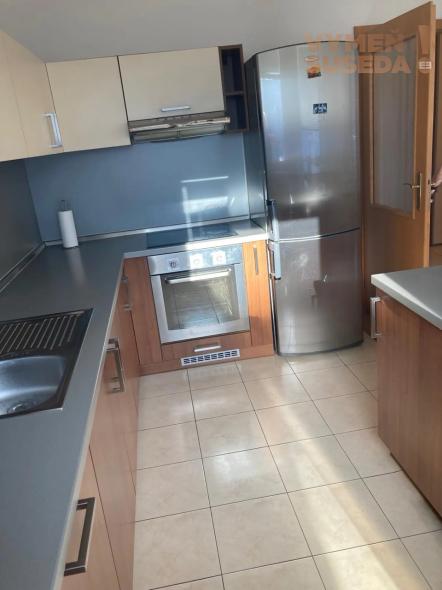 VYMEŇ SUSEDA! – VÝNIMOČNÝ 2 IZB. ZARIADENÝ BYT S LOGGIOU A BALKÓNOM, SUMBALOVA UL., BA IV, KARLOVA VES,