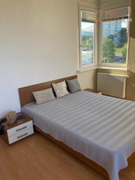 VYMEŇ SUSEDA! – VÝNIMOČNÝ 2 IZB. ZARIADENÝ BYT S LOGGIOU A BALKÓNOM, SUMBALOVA UL., BA IV, KARLOVA VES,