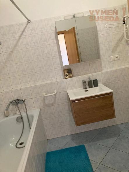 VYMEŇ SUSEDA! – VÝNIMOČNÝ 2 IZB. ZARIADENÝ BYT S LOGGIOU A BALKÓNOM, SUMBALOVA UL., BA IV, KARLOVA VES,