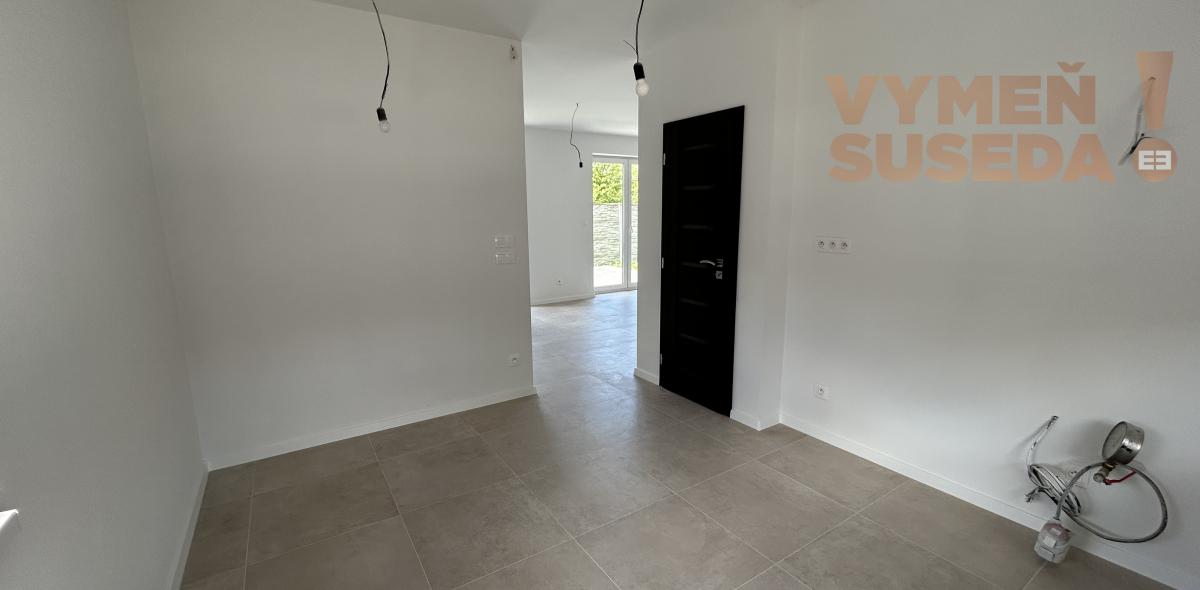 VYMEŇ SUSEDA! - Nadštandartný 3 izbový byt so záhradou v Dunajskej lužnej