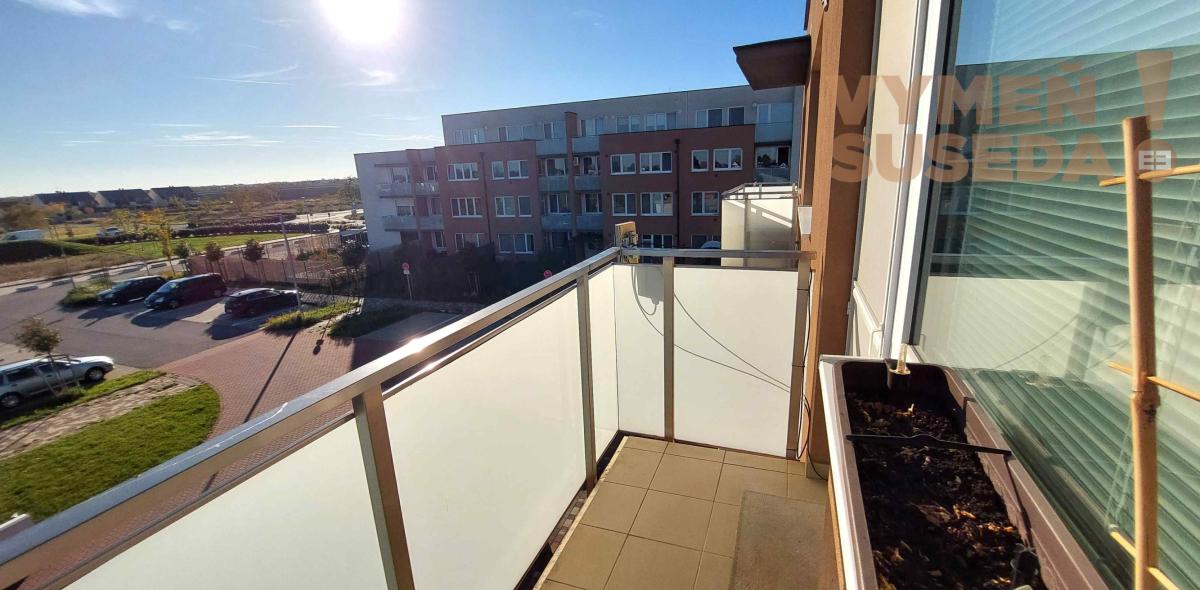 VYMEŇ SUSEDA! - VÝNIMOČNÝ 1 IZB. KOMPLETNE ZARIADENÝ BYT s parkovaním, obec Miloslavov