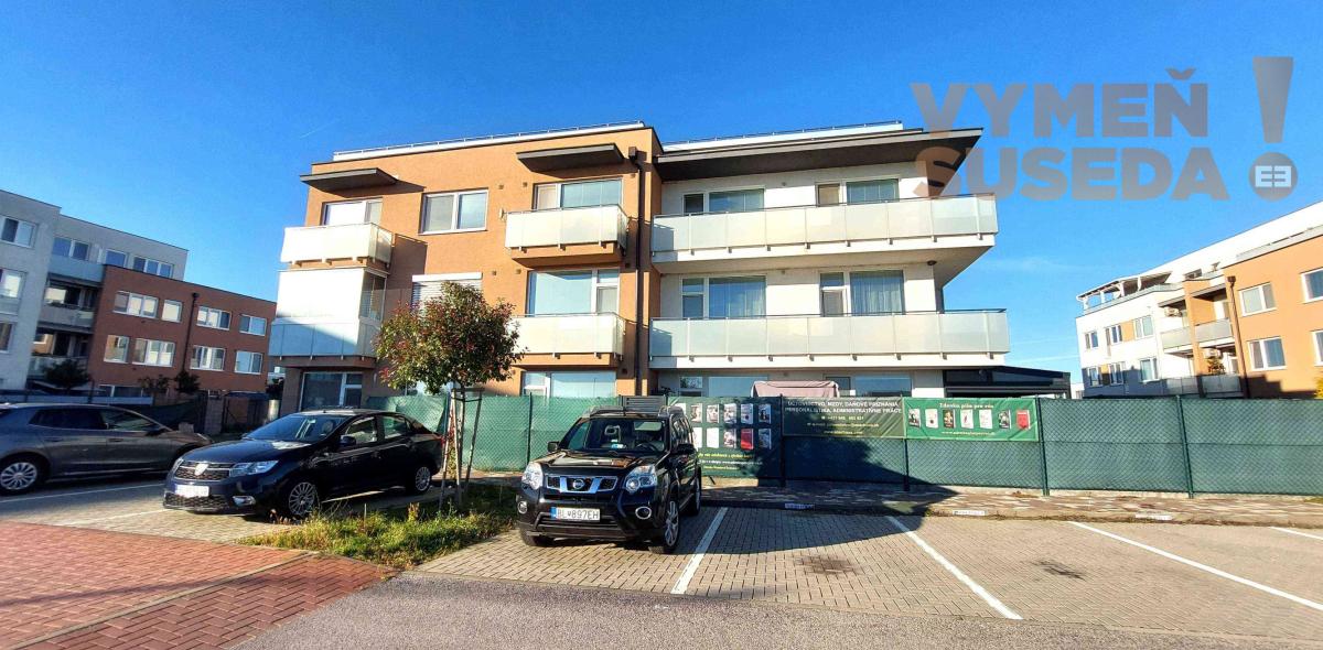 VYMEŇ SUSEDA! - VÝNIMOČNÝ 1 IZB. KOMPLETNE ZARIADENÝ BYT s parkovaním, obec Miloslavov