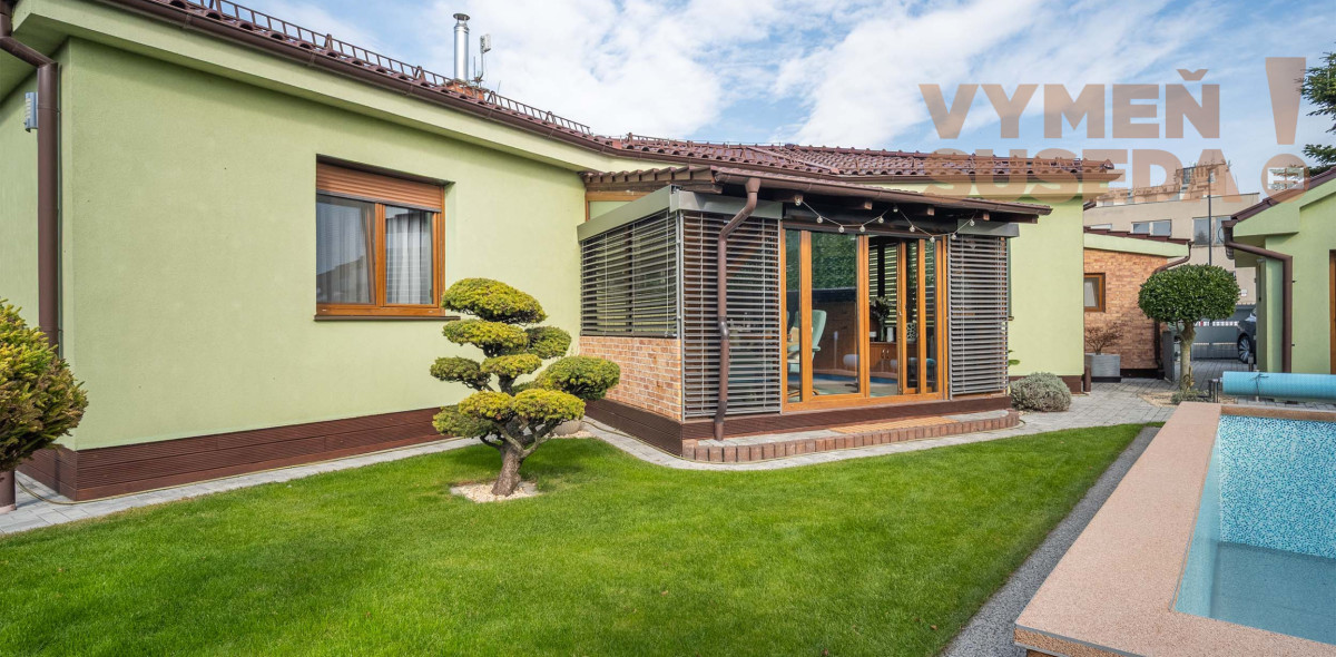 VYMEŇ SUSEDA! – Na predaj výnimočný rodinný dom s bazénom, saunou a garážou v Bratislave – Podunajské Biskupice
