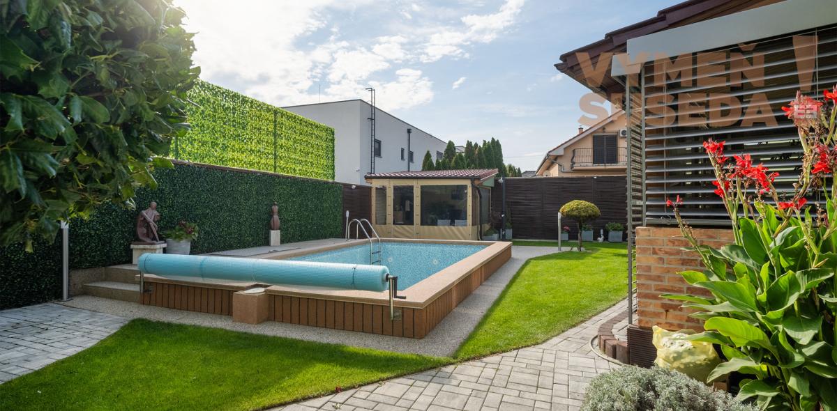 VYMEŇ SUSEDA! – Na predaj výnimočný rodinný dom s bazénom, saunou a garážou v Bratislave – Podunajské Biskupice