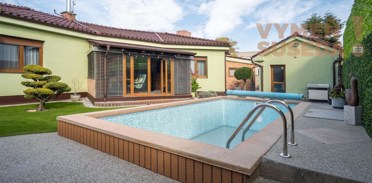 VYMEŇ SUSEDA! – Na predaj výnimočný rodinný dom s bazénom, saunou a garážou v Bratislave – Podunajské Biskupice