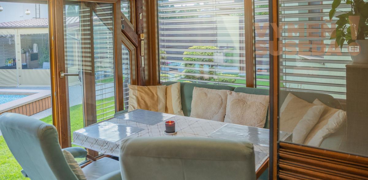 VYMEŇ SUSEDA! – Na predaj výnimočný rodinný dom s bazénom, saunou a garážou v Bratislave – Podunajské Biskupice