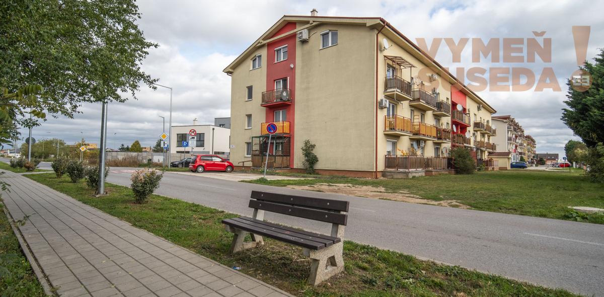 VYMEŇ SUSEDA! – 3 izb. veľkometrážny byt 145m2 v pokojnej lokalite len 10km od Bratislavy v Miloslavove, Agátova ulica.