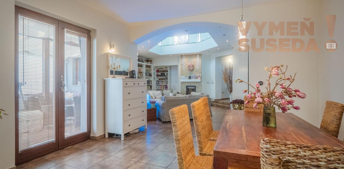 VYMEŇ SUSEDA! – NÍZKOENERGETICKÝ NADŠTANDARDNÝ RODINNÝ DOM KOMPLETNE ZARIADENÝ 306 M2 NA POZEMKU 10á S VÝNIMOČNOU POLOHOU, DUNAJSKÁ STREDA, ul. Sándora Petöfiho