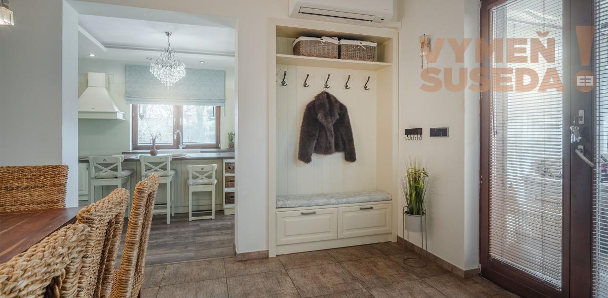 VYMEŇ SUSEDA! – NÍZKOENERGETICKÝ NADŠTANDARDNÝ RODINNÝ DOM KOMPLETNE ZARIADENÝ 306 M2 NA POZEMKU 10á S VÝNIMOČNOU POLOHOU, DUNAJSKÁ STREDA, ul. Sándora Petöfiho