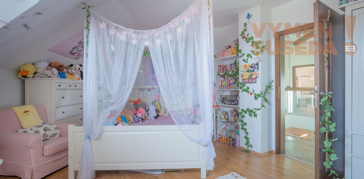 VYMEŇ SUSEDA! – NÍZKOENERGETICKÝ NADŠTANDARDNÝ RODINNÝ DOM KOMPLETNE ZARIADENÝ 306 M2 NA POZEMKU 10á S VÝNIMOČNOU POLOHOU, DUNAJSKÁ STREDA, ul. Sándora Petöfiho