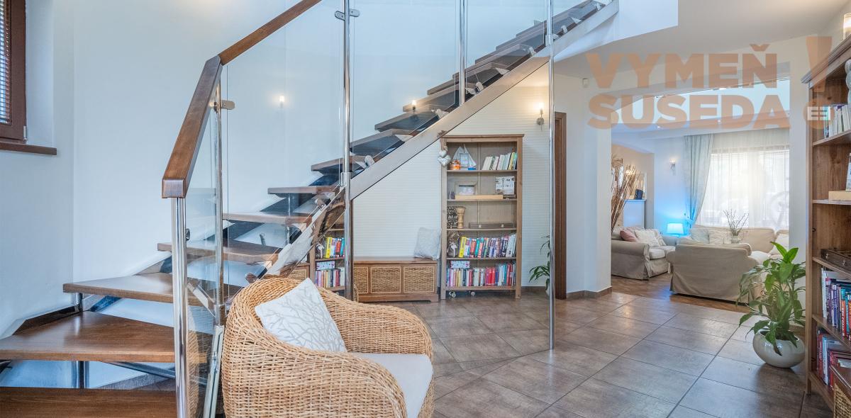 VYMEŇ SUSEDA! – NÍZKOENERGETICKÝ NADŠTANDARDNÝ RODINNÝ DOM KOMPLETNE ZARIADENÝ 306 M2 NA POZEMKU 10á S VÝNIMOČNOU POLOHOU, DUNAJSKÁ STREDA, ul. Sándora Petöfiho