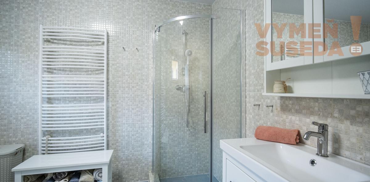 VYMEŇ SUSEDA! – NÍZKOENERGETICKÝ NADŠTANDARDNÝ RODINNÝ DOM KOMPLETNE ZARIADENÝ 306 M2 NA POZEMKU 10á S VÝNIMOČNOU POLOHOU, DUNAJSKÁ STREDA, ul. Sándora Petöfiho