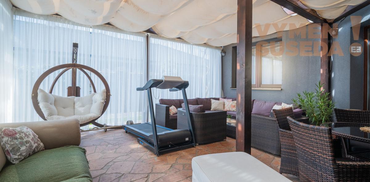 VYMEŇ SUSEDA! – NÍZKOENERGETICKÝ NADŠTANDARDNÝ RODINNÝ DOM KOMPLETNE ZARIADENÝ 306 M2 NA POZEMKU 10á S VÝNIMOČNOU POLOHOU, DUNAJSKÁ STREDA, ul. Sándora Petöfiho