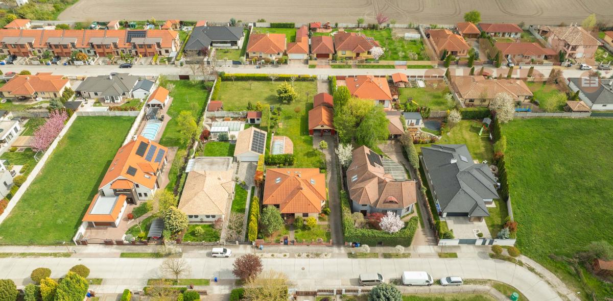 VYMEŇ SUSEDA! – NÍZKOENERGETICKÝ NADŠTANDARDNÝ RODINNÝ DOM KOMPLETNE ZARIADENÝ 306 M2 NA POZEMKU 10á S VÝNIMOČNOU POLOHOU, DUNAJSKÁ STREDA, ul. Sándora Petöfiho