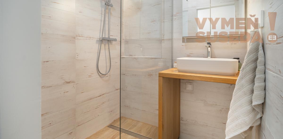 VYMEŇ SUSEDA! - VÝNIMOČNÝ 2 IZB. ZREKONŠTRUOVANÝ EŠTE NEOBÝVANÝ BYT s LOGGIOU, VYHĽADÁVANÁ LOKALITA DÚBRAVKA, BUJNÁKOVA UL., BA IV.