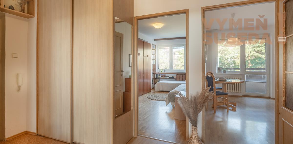 VYMEŇ SUSEDA! - VÝNIMOČNÝ 3 IZB. BYT S DVOMI LOGGIAMI, VYHĽADÁVANÁ LOKALITA PRI VINOHRADOCH A LESE, BA III, KARPATSKÉ NÁMESTIE, RAČA.