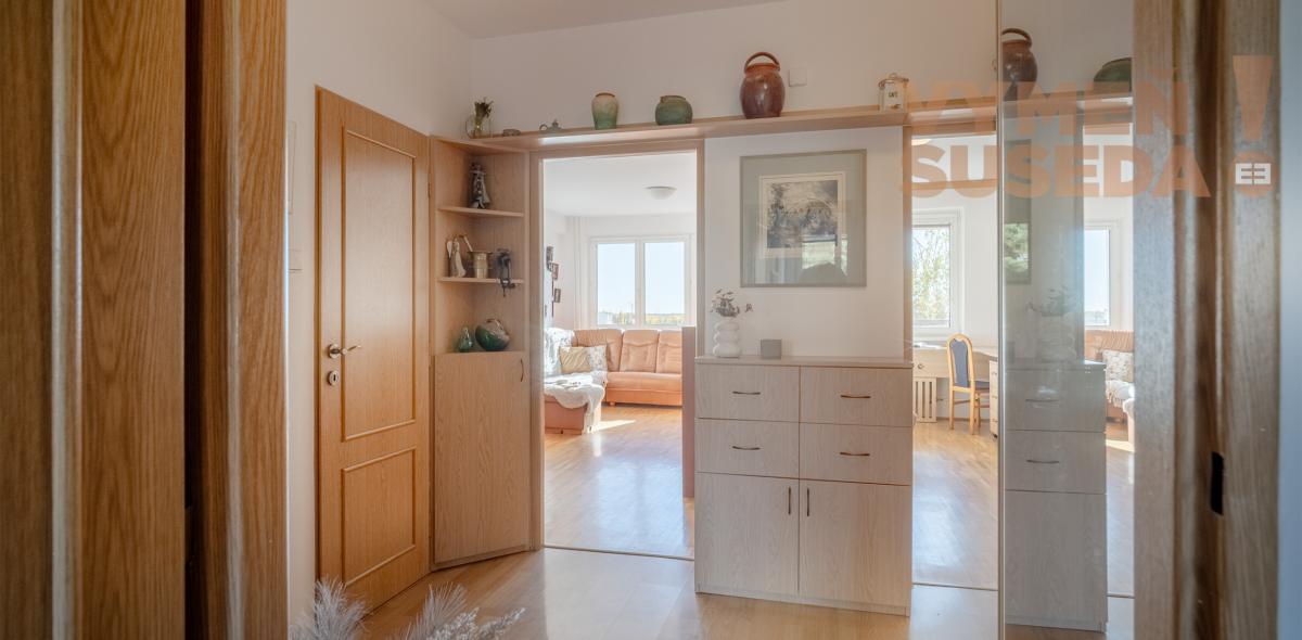 VYMEŇ SUSEDA! - VÝNIMOČNÝ 3 IZB. BYT S DVOMI LOGGIAMI, VYHĽADÁVANÁ LOKALITA PRI VINOHRADOCH A LESE, BA III, KARPATSKÉ NÁMESTIE, RAČA.