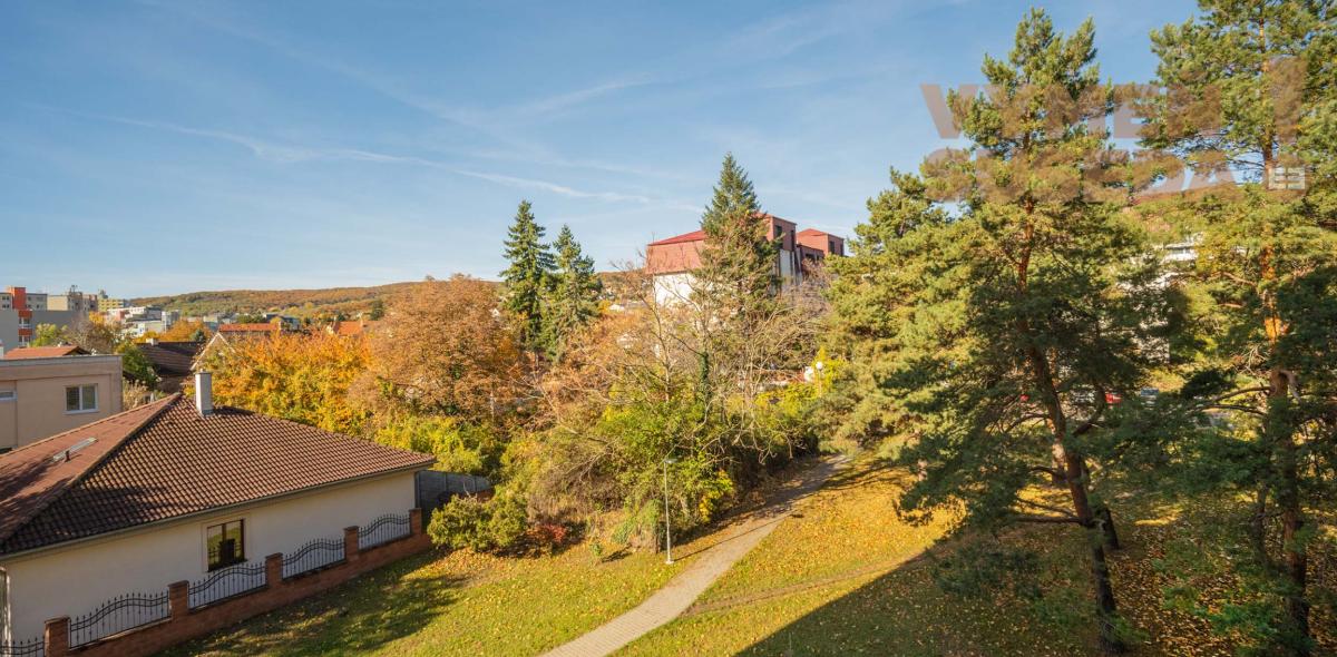 VYMEŇ SUSEDA! - VÝNIMOČNÝ 3 IZB. BYT S DVOMI LOGGIAMI, VYHĽADÁVANÁ LOKALITA PRI VINOHRADOCH A LESE, BA III, KARPATSKÉ NÁMESTIE, RAČA.