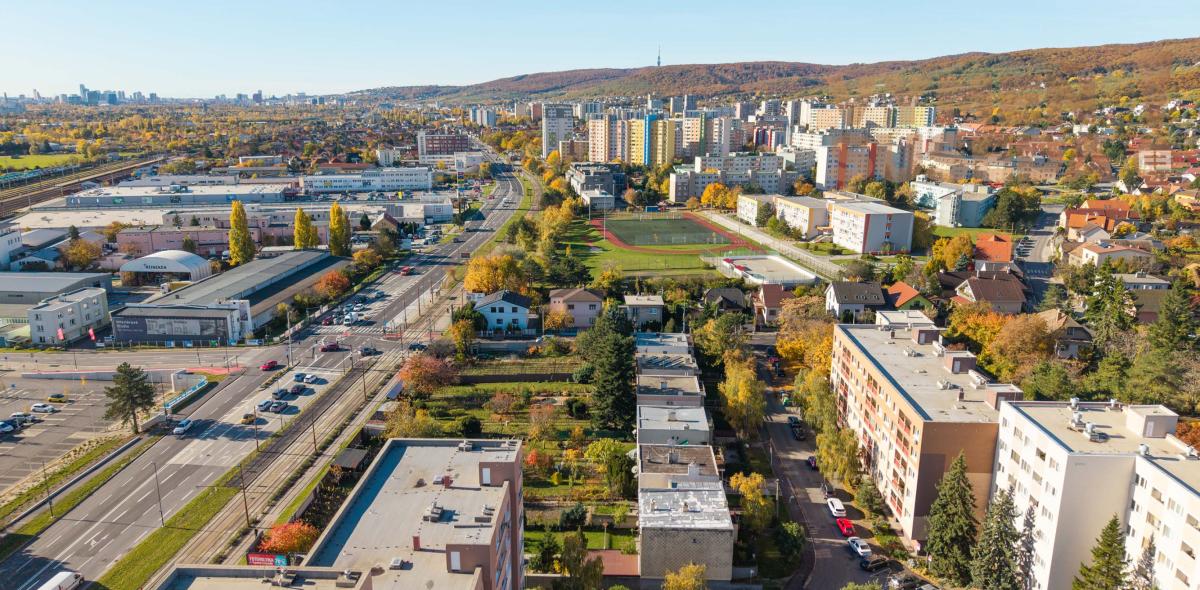 VYMEŇ SUSEDA! - VÝNIMOČNÝ 3 IZB. BYT S DVOMI LOGGIAMI, VYHĽADÁVANÁ LOKALITA PRI VINOHRADOCH A LESE, BA III, KARPATSKÉ NÁMESTIE, RAČA.