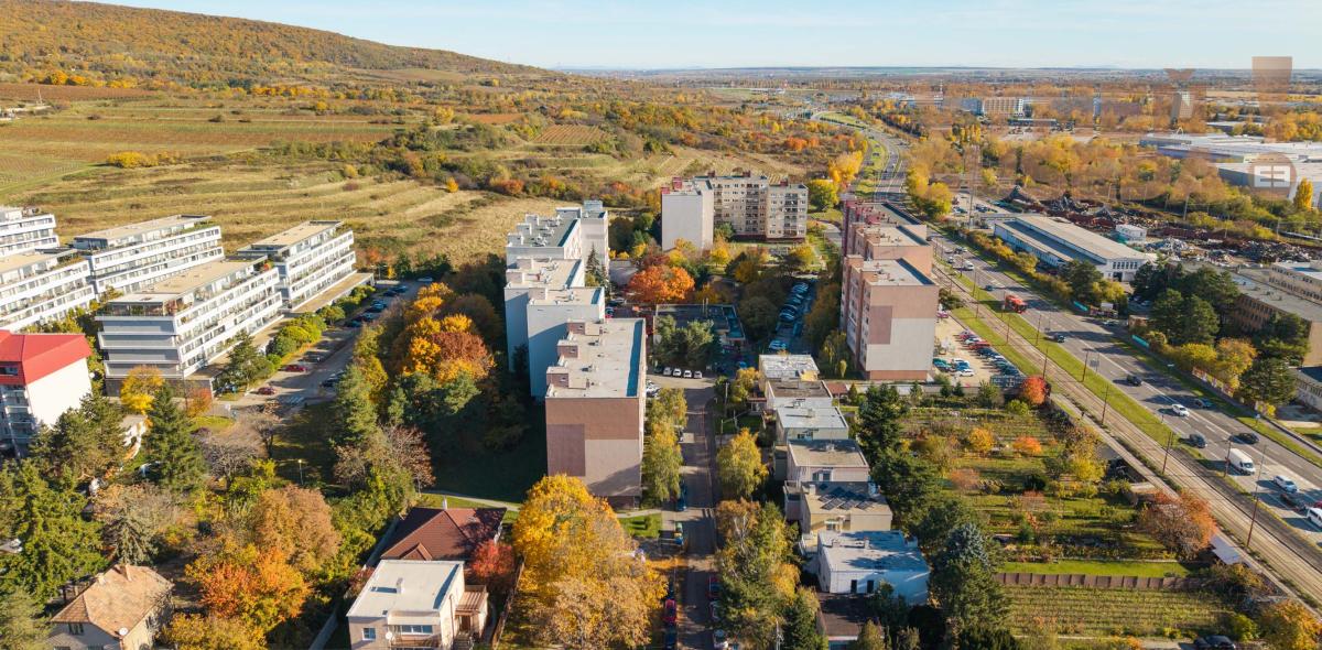 VYMEŇ SUSEDA! - VÝNIMOČNÝ 3 IZB. BYT S DVOMI LOGGIAMI, VYHĽADÁVANÁ LOKALITA PRI VINOHRADOCH A LESE, BA III, KARPATSKÉ NÁMESTIE, RAČA.