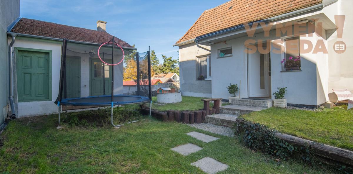 VYMEŇ SUSEDA! – PONÚKAME NA PREDAJ VÝNIMOČNÝ RODINNÝ DOM PRI KOSTOLE a ZÁMOCKÉHO PARKU, KALVÁRSKA UL., STUPAVA .