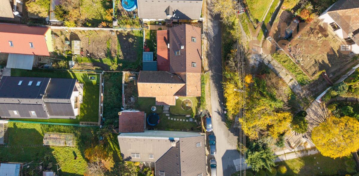 VYMEŇ SUSEDA! – PONÚKAME NA PREDAJ VÝNIMOČNÝ RODINNÝ DOM PRI KOSTOLE a ZÁMOCKÉHO PARKU, KALVÁRSKA UL., STUPAVA .