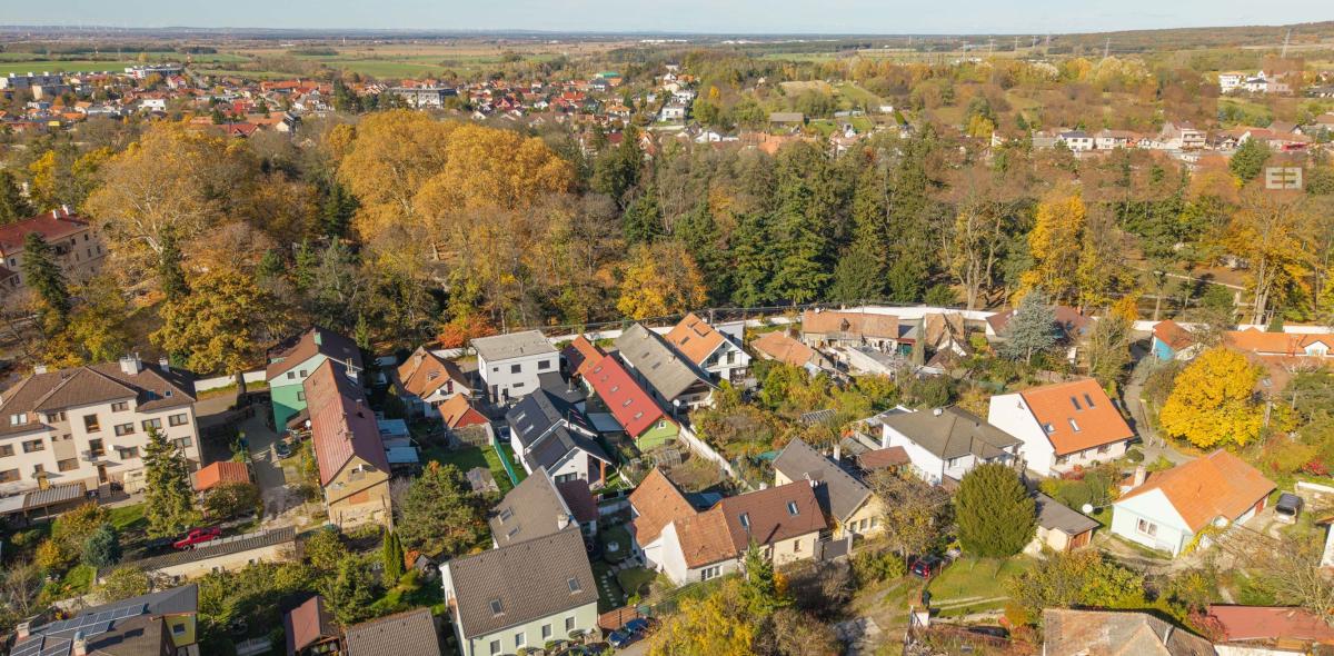 VYMEŇ SUSEDA! – PONÚKAME NA PREDAJ VÝNIMOČNÝ RODINNÝ DOM PRI KOSTOLE a ZÁMOCKÉHO PARKU, KALVÁRSKA UL., STUPAVA .