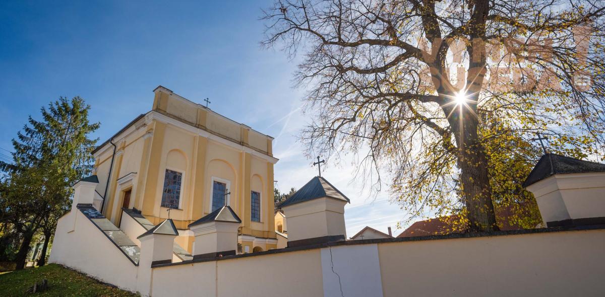 VYMEŇ SUSEDA! – PONÚKAME NA PREDAJ VÝNIMOČNÝ RODINNÝ DOM PRI KOSTOLE a ZÁMOCKÉHO PARKU, KALVÁRSKA UL., STUPAVA .