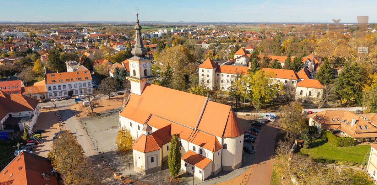 VYMEŇ SUSEDA! – PONÚKAME NA PREDAJ VÝNIMOČNÝ RODINNÝ DOM PRI KOSTOLE a ZÁMOCKÉHO PARKU, KALVÁRSKA UL., STUPAVA .