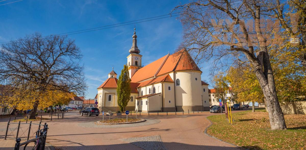 VYMEŇ SUSEDA! – PONÚKAME NA PREDAJ VÝNIMOČNÝ RODINNÝ DOM PRI KOSTOLE a ZÁMOCKÉHO PARKU, KALVÁRSKA UL., STUPAVA .