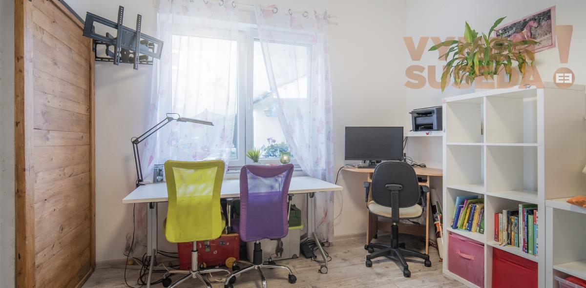 VYMEŇ SUSEDA! – PONÚKAME NA PREDAJ VÝNIMOČNÝ RODINNÝ DOM PRI KOSTOLE a ZÁMOCKÉHO PARKU, KALVÁRSKA UL., STUPAVA .