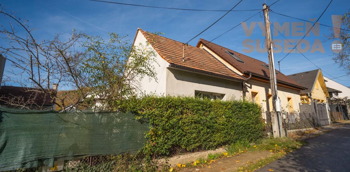 VYMEŇ SUSEDA! – PONÚKAME NA PREDAJ VÝNIMOČNÝ RODINNÝ DOM PRI KOSTOLE a ZÁMOCKÉHO PARKU, KALVÁRSKA UL., STUPAVA .