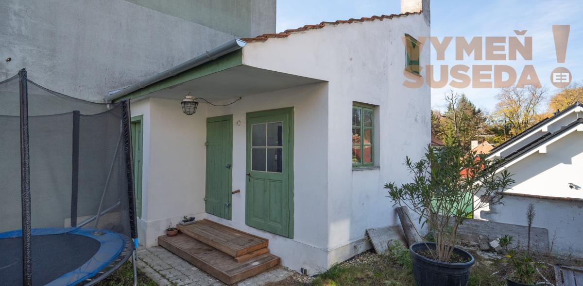 VYMEŇ SUSEDA! – PONÚKAME NA PREDAJ VÝNIMOČNÝ RODINNÝ DOM PRI KOSTOLE a ZÁMOCKÉHO PARKU, KALVÁRSKA UL., STUPAVA .