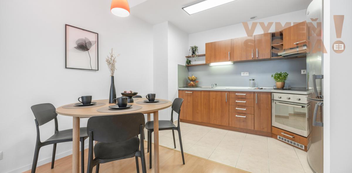 VYMEŇ SUSEDA! - PONÚKAME NA PRENÁJOM KOMPLETNE ZARIADENÝ 2 IZB. BYT S BALKÓNOM VO VYHĽADÁVANEJ LOKALITE KARLOVÁ VES