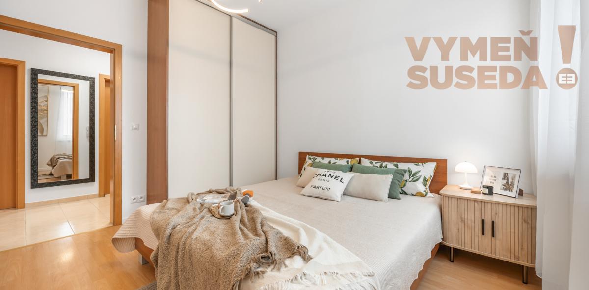 VYMEŇ SUSEDA! - PONÚKAME NA PRENÁJOM KOMPLETNE ZARIADENÝ 2 IZB. BYT S BALKÓNOM VO VYHĽADÁVANEJ LOKALITE KARLOVÁ VES