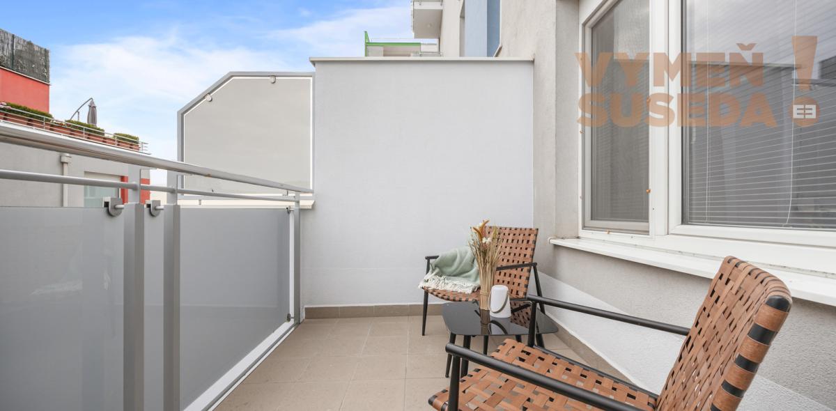 VYMEŇ SUSEDA! - PONÚKAME NA PRENÁJOM KOMPLETNE ZARIADENÝ 2 IZB. BYT S BALKÓNOM VO VYHĽADÁVANEJ LOKALITE KARLOVÁ VES