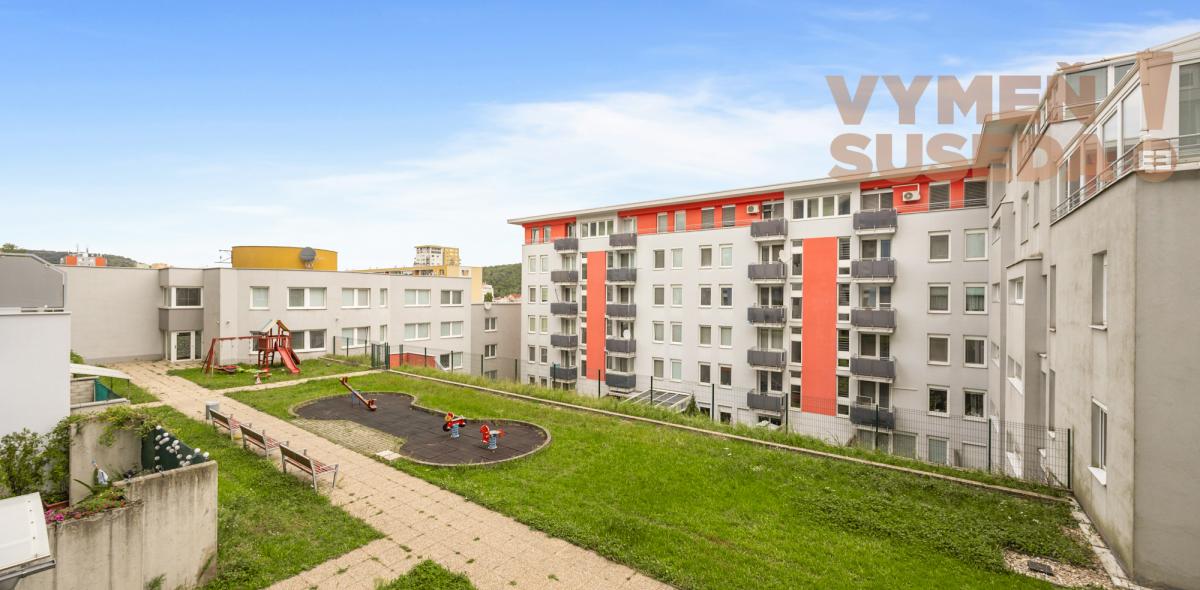 VYMEŇ SUSEDA! - PONÚKAME NA PRENÁJOM KOMPLETNE ZARIADENÝ 2 IZB. BYT S BALKÓNOM VO VYHĽADÁVANEJ LOKALITE KARLOVÁ VES