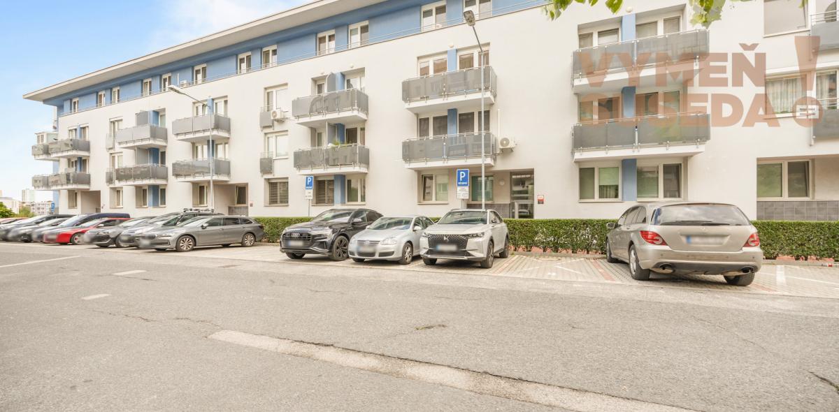 VYMEŇ SUSEDA! - PONÚKAME NA PRENÁJOM KOMPLETNE ZARIADENÝ 2 IZB. BYT S BALKÓNOM VO VYHĽADÁVANEJ LOKALITE KARLOVÁ VES