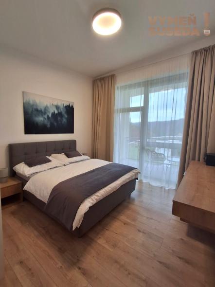 VYMEŇ SUSEDA! – Na predaj exkluzívny 2 izbový apartmán v ikonickom rezorte Evergreen Tále