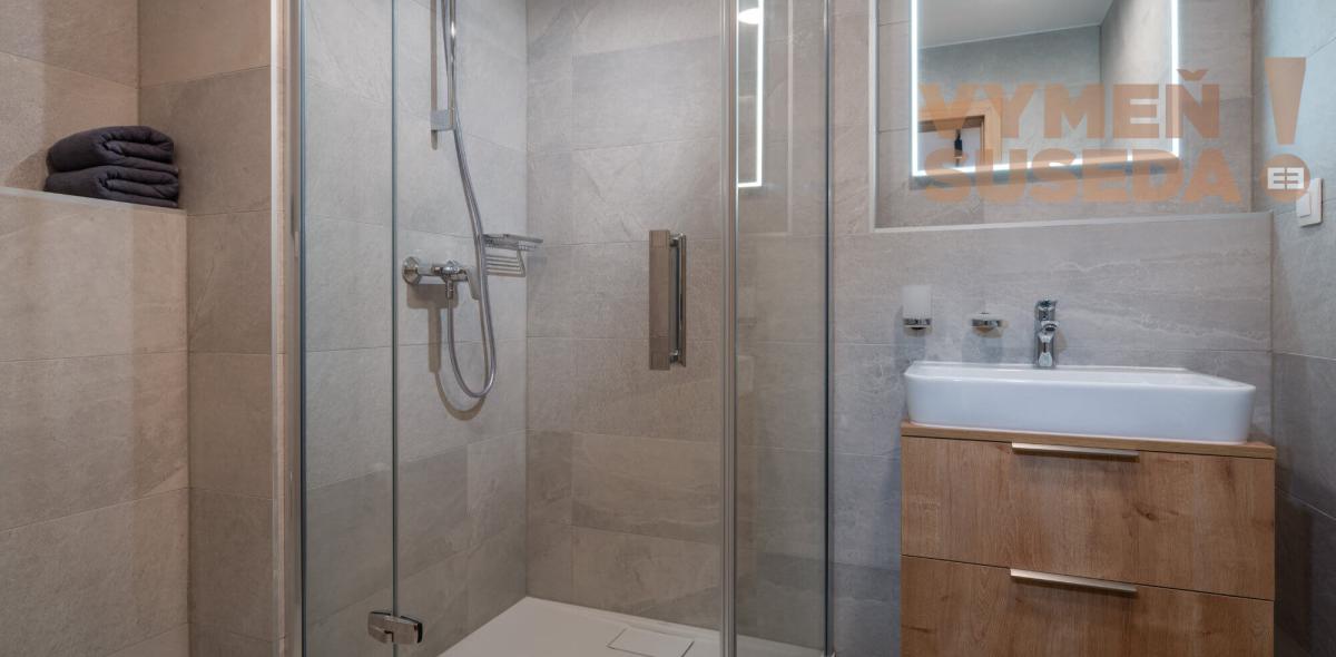 VYMEŇ SUSEDA! – Na predaj exkluzívny 2 izbový apartmán v ikonickom rezorte Evergreen Tále