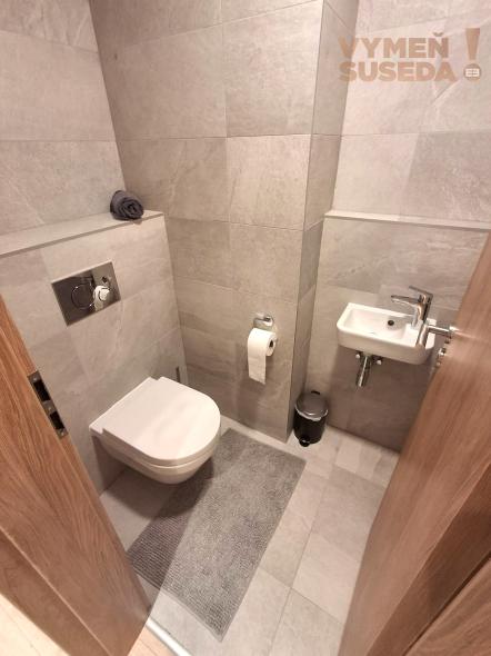 VYMEŇ SUSEDA! – Na predaj exkluzívny 2 izbový apartmán v ikonickom rezorte Evergreen Tále