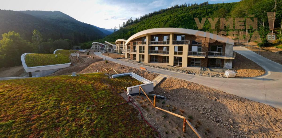 VYMEŇ SUSEDA! – Na predaj exkluzívny 2 izbový apartmán v ikonickom rezorte Evergreen Tále