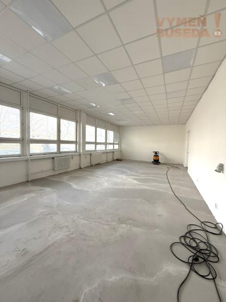 VYMEŇ SUSEDA! PRENÁJOM OBCHODNÉHO PRIESTORU v Bratislave (Petržalke) na Kopčianskej ulici s možnosťou parkovacieho státia.