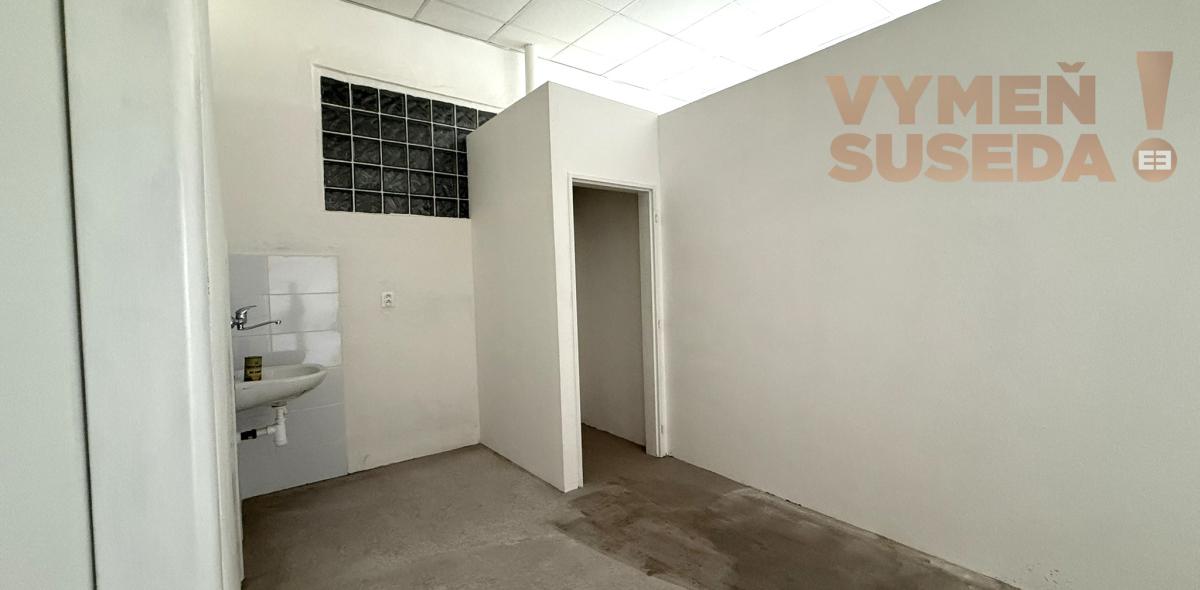 VYMEŇ SUSEDA! PRENÁJOM OBCHODNÉHO PRIESTORU v Bratislave (Petržalke) na Kopčianskej ulici s možnosťou parkovacieho státia.