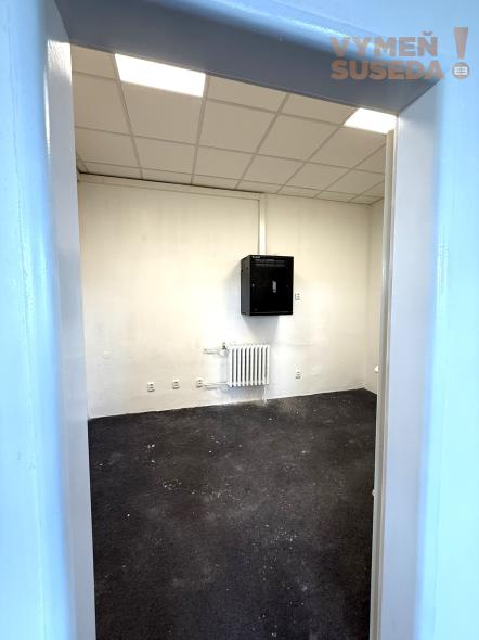 VYMEŇ SUSEDA! - PRENÁJOM ADMINISTRATÍVNYCH / KANCELÁRSKYCH PRIESTOROV v Bratislave (Petržalke) na Kopčianskej ulici s možnosťou parkovacieho státia.